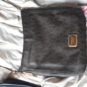 Mk purse 40$